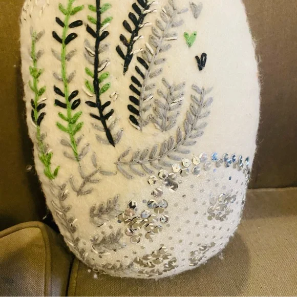 WEST ELM 100% Wool Embroidered and Sequin Cay Pillow Figure - Picture 3 of 10